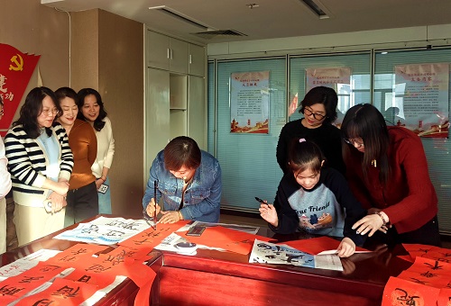 山西省盐业集团举办“辞龙迎蛇·盐业送福”迎新春写对联活动